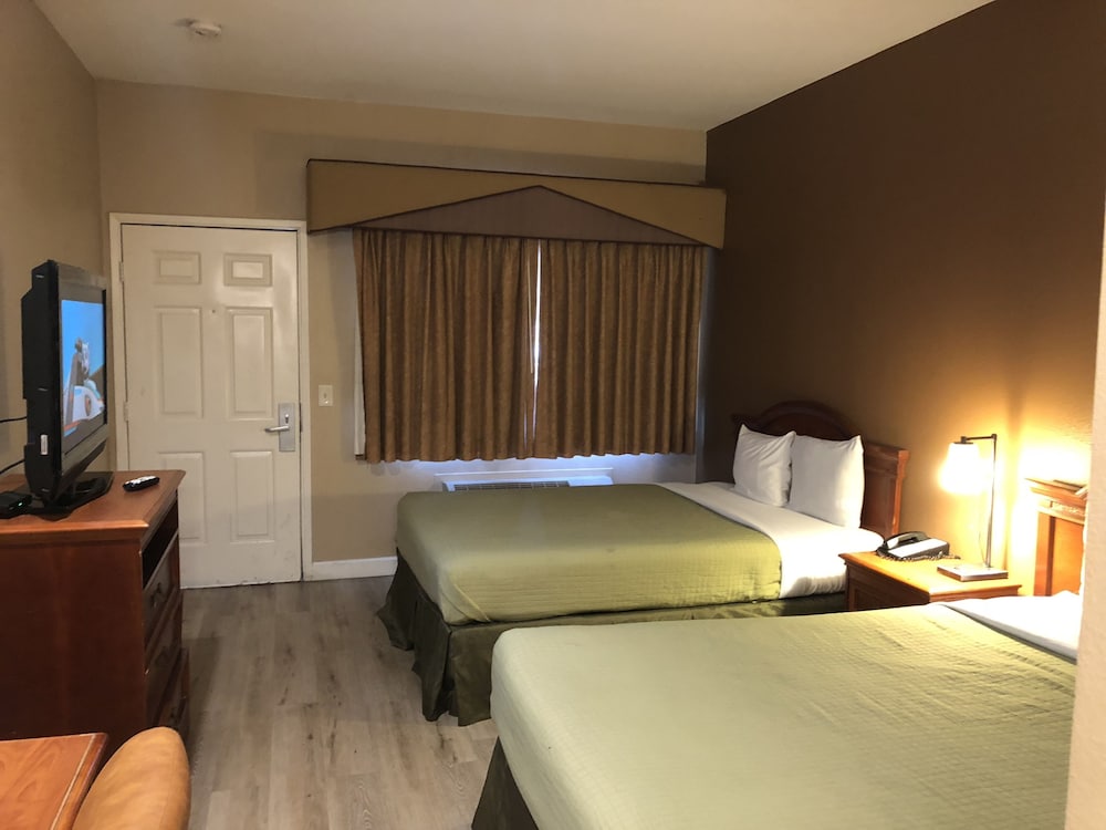 Standard Room, 2 Queen Beds, Non Smoking - Photo 2