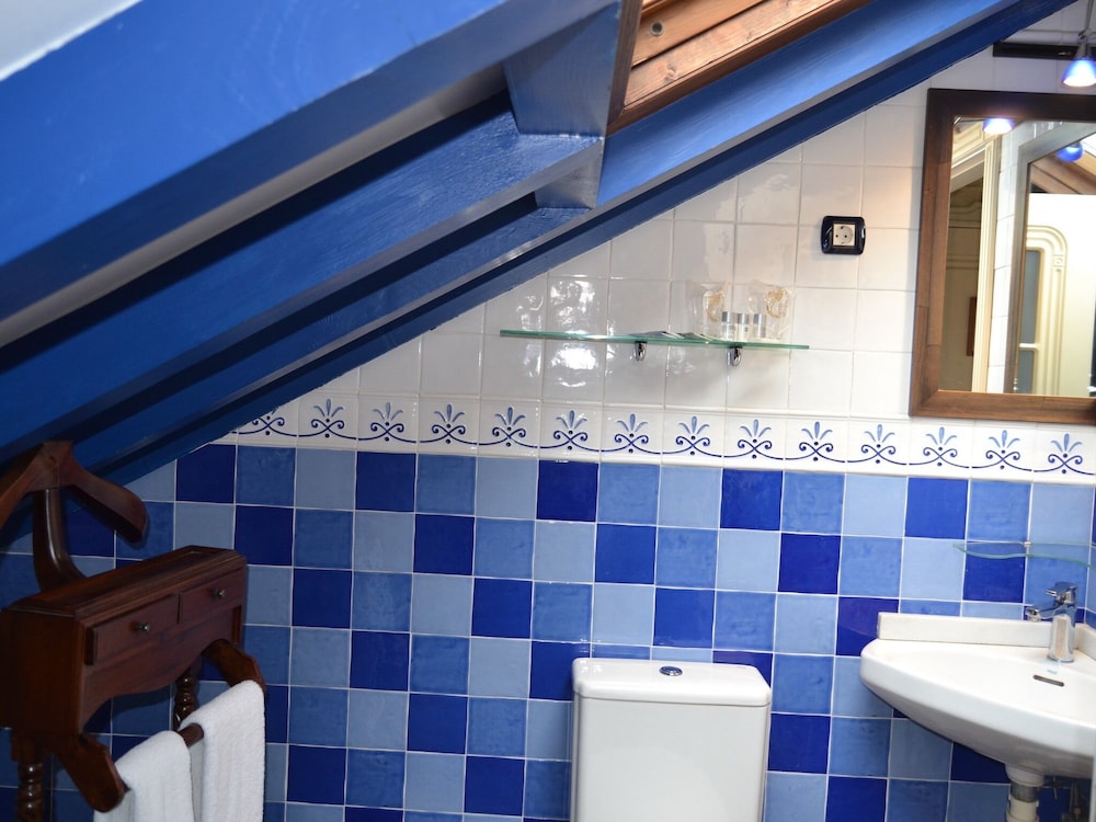 Double or Twin Room, Ensuite (Abuhardillada) - Photo 4