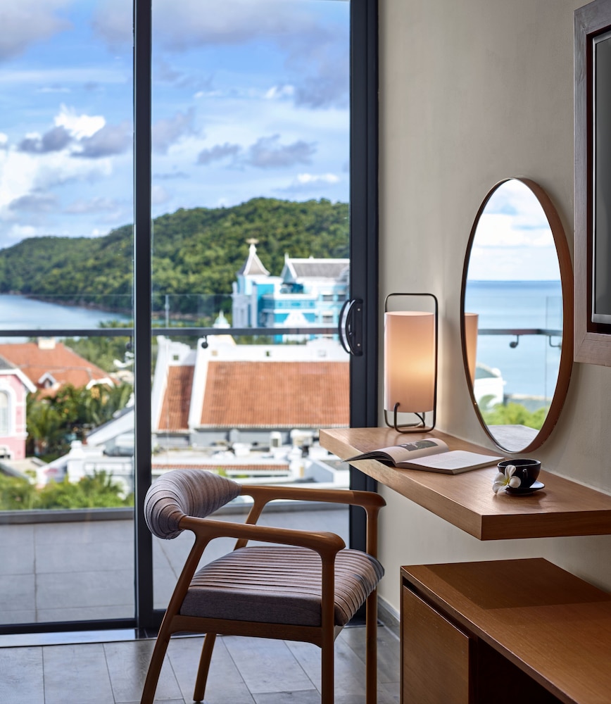 Superior Suite, Balcony (1 King Bed) - Photo 9