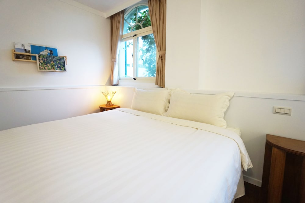 Deluxe Quadruple Room, 2 Queen Beds, Balcony, Ocean View photo 3