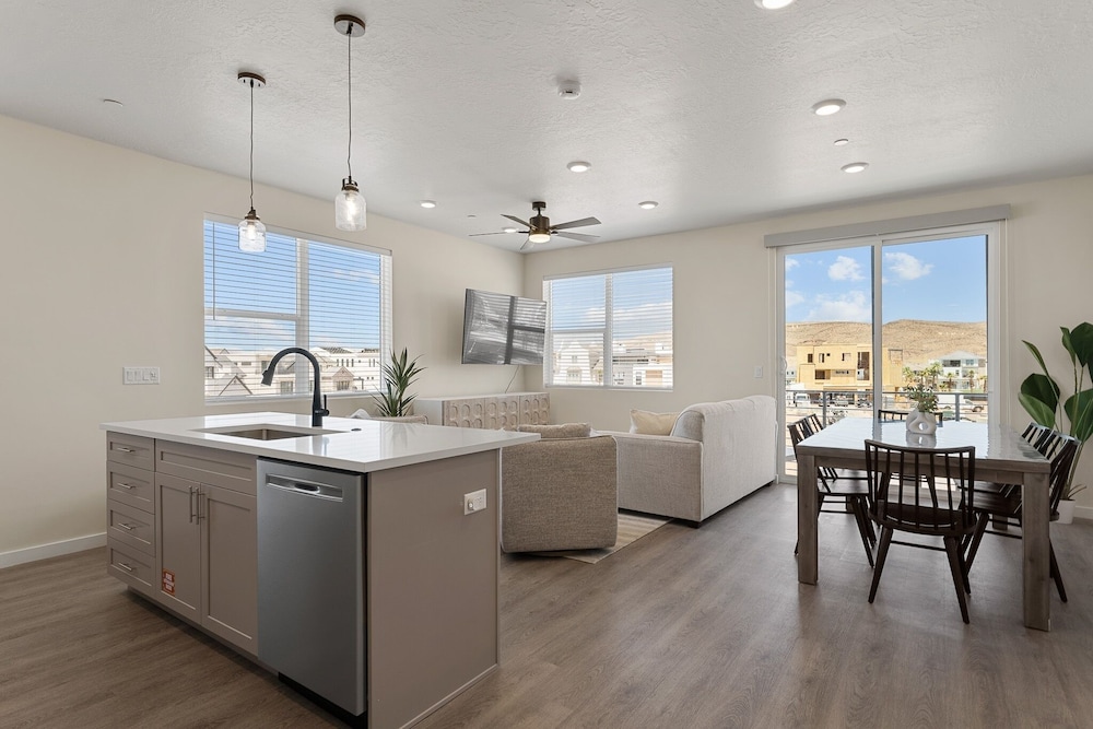 Condo, 2 Bedrooms