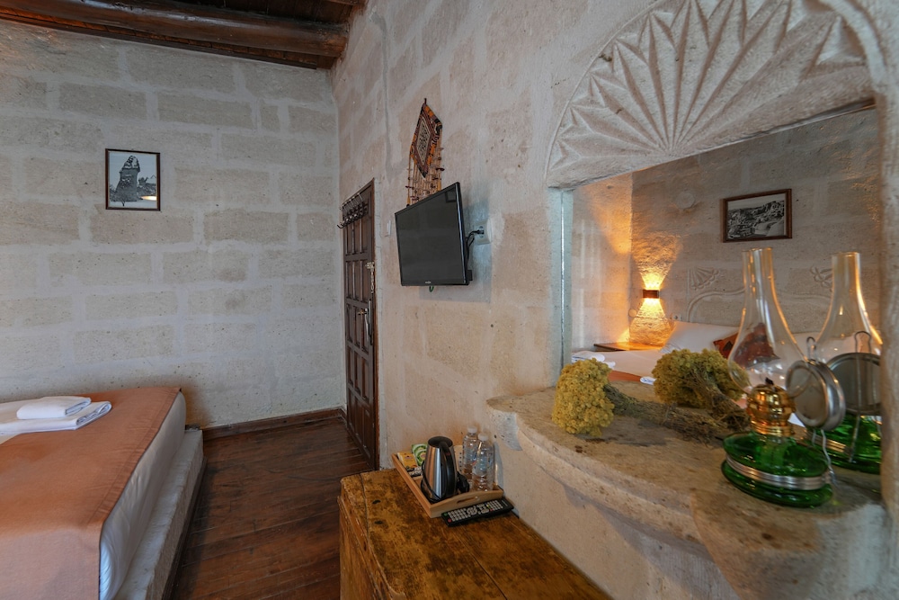 Deluxe Double Stone Room photo 3