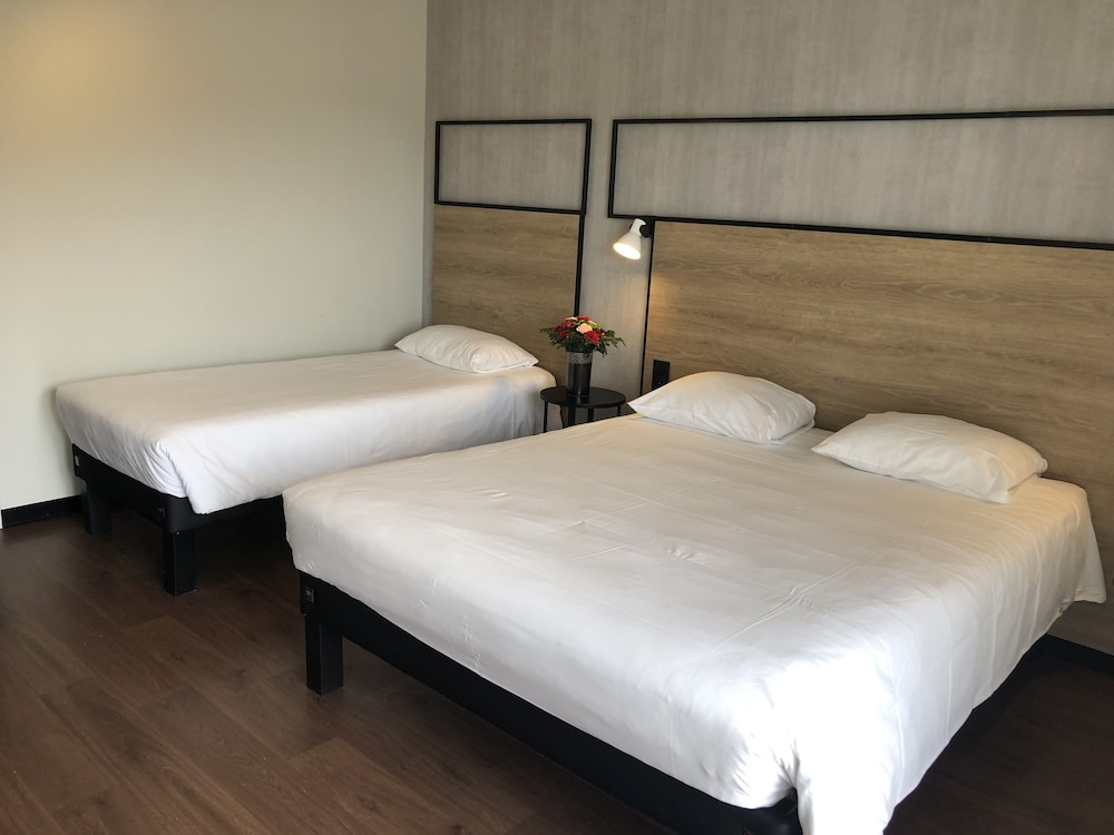 Deluxe Room, Multiple Beds (renovated) - Photo 16