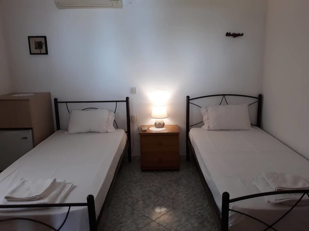 Basic Double or Twin Room, Smoking photo 3