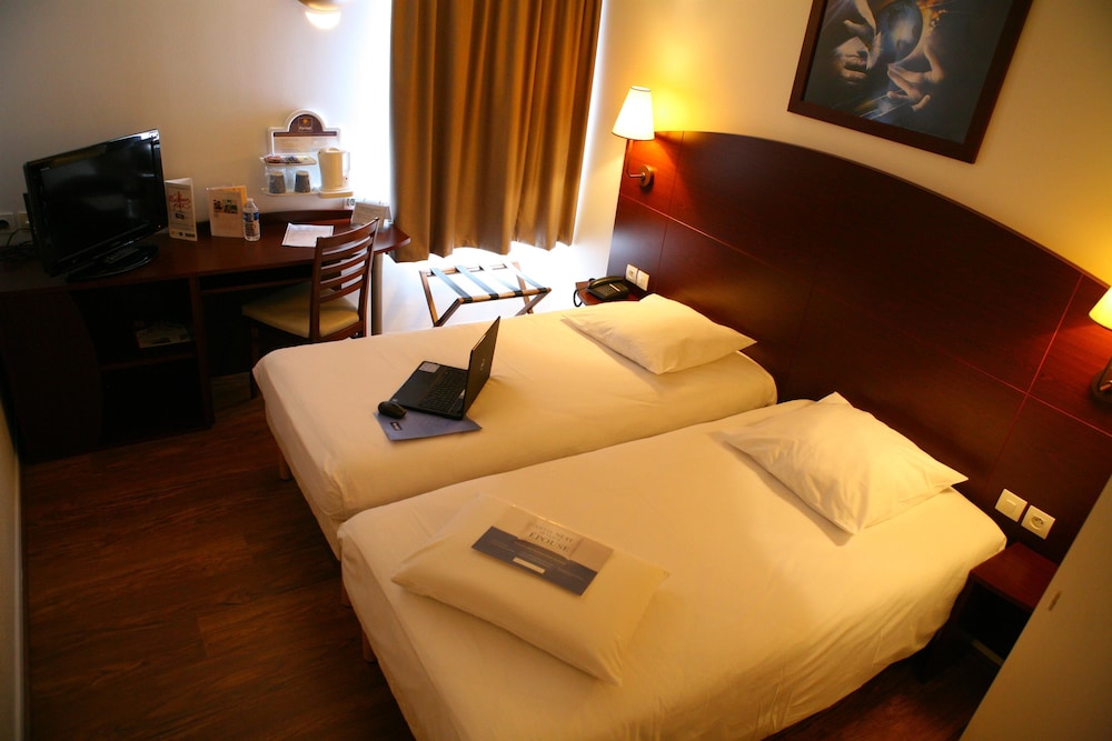 Standard Room, 2 Twin Beds - Photo 10