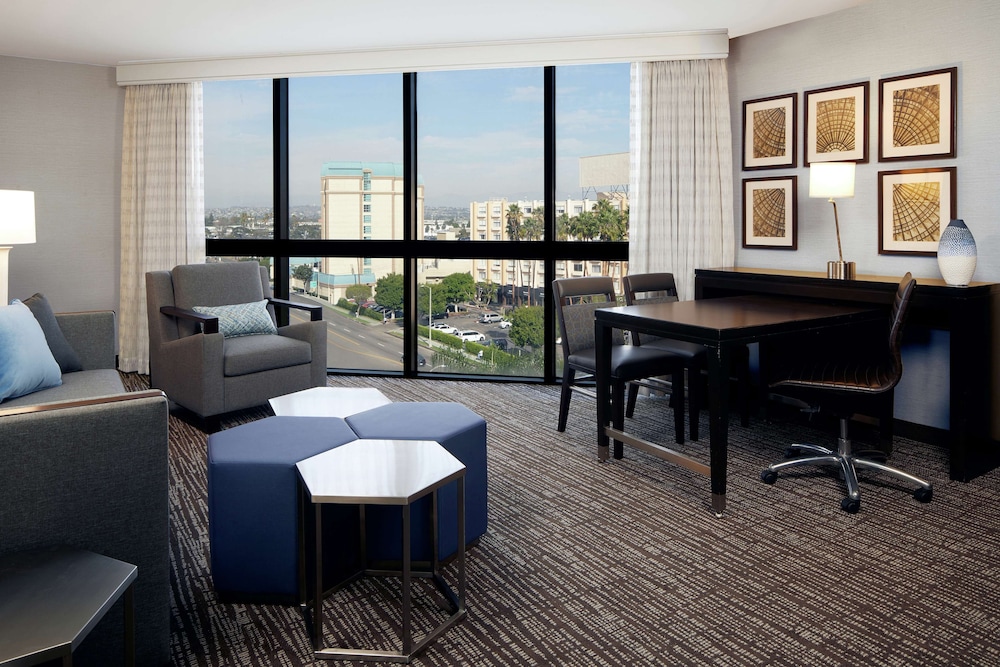 King, Executive Suite, Corner