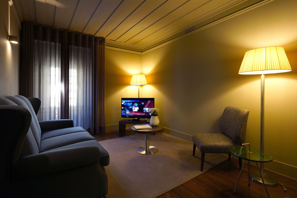Deluxe Suite - Photo 10