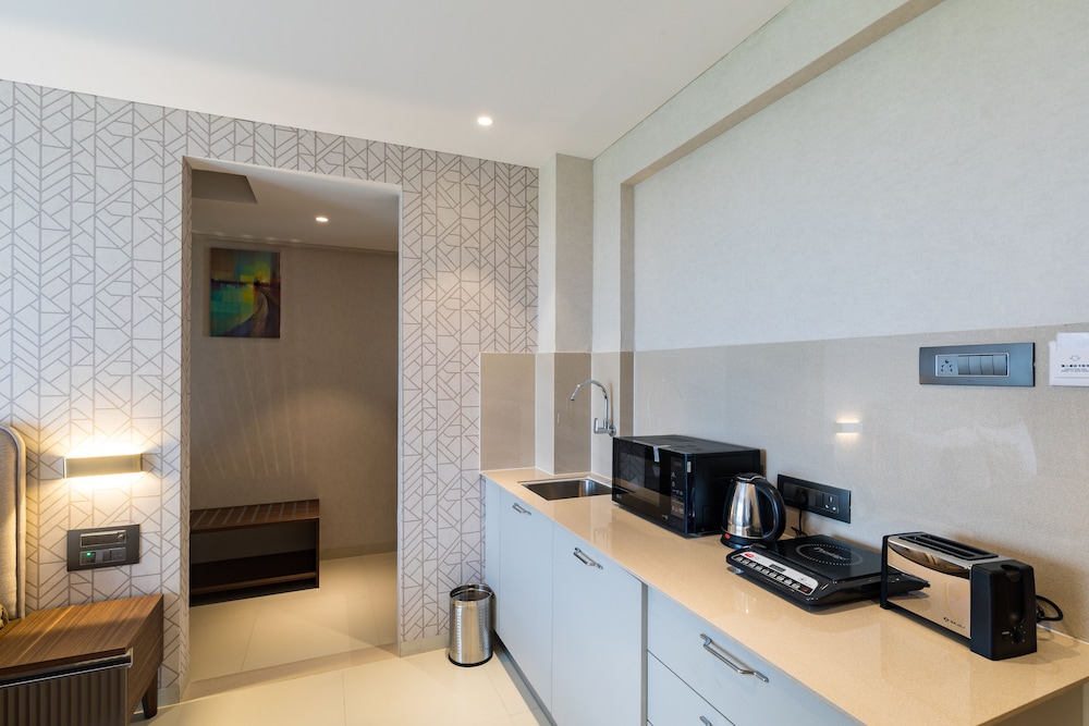 Suite Room with Balcony - Photo 12
