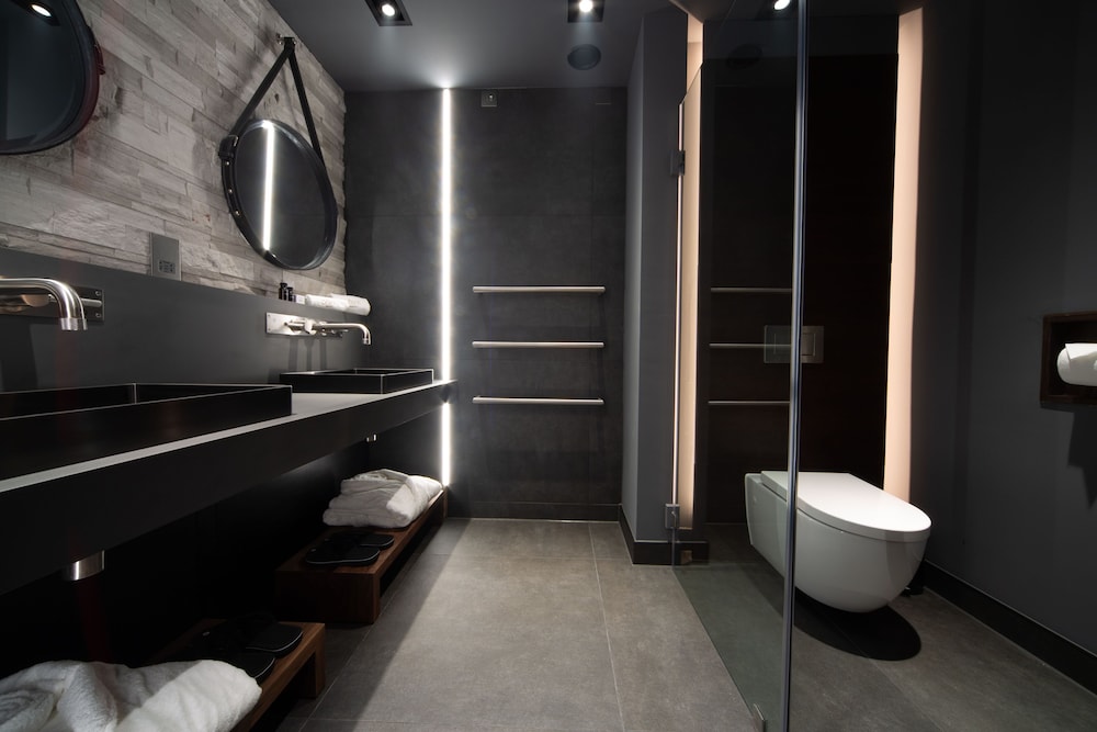 Signature Suite - Photo 4