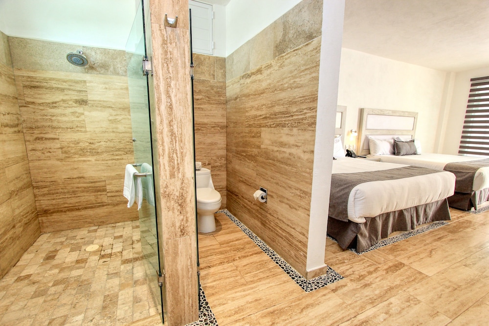 Standard Room, Multiple Beds - Photo 7
