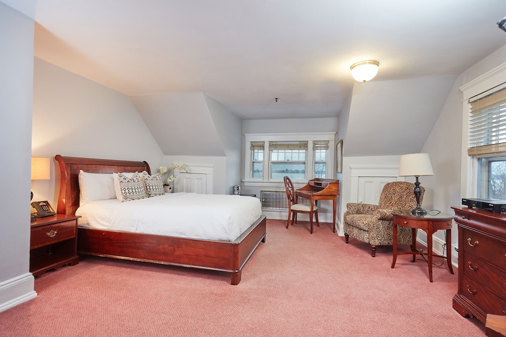 Deluxe Room, 1 Queen Bed, Non Smoking, River View photo 3
