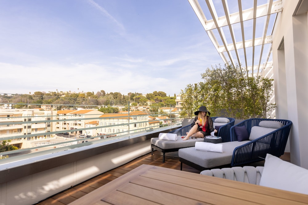Premium Room, 1 King Bed, Pool Access - Photo 11