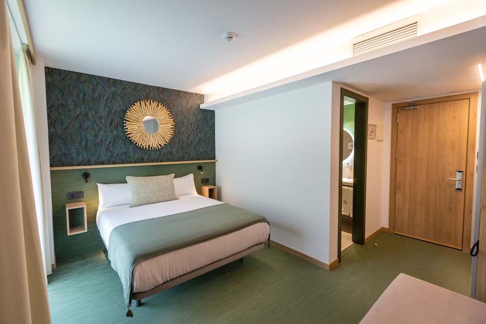 Design Double Room, 1 Queen Bed, Mountain View, Garden Area - Photo 22