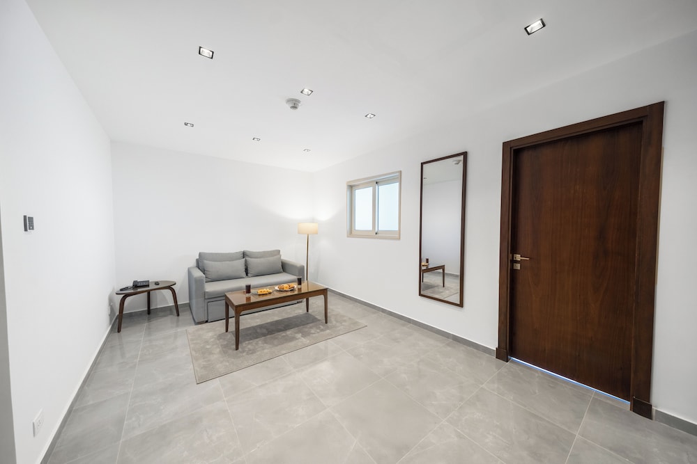 Standard Suite, 1 Queen Bed with Sofa bed, Non Smoking, Sea View - Photo 4