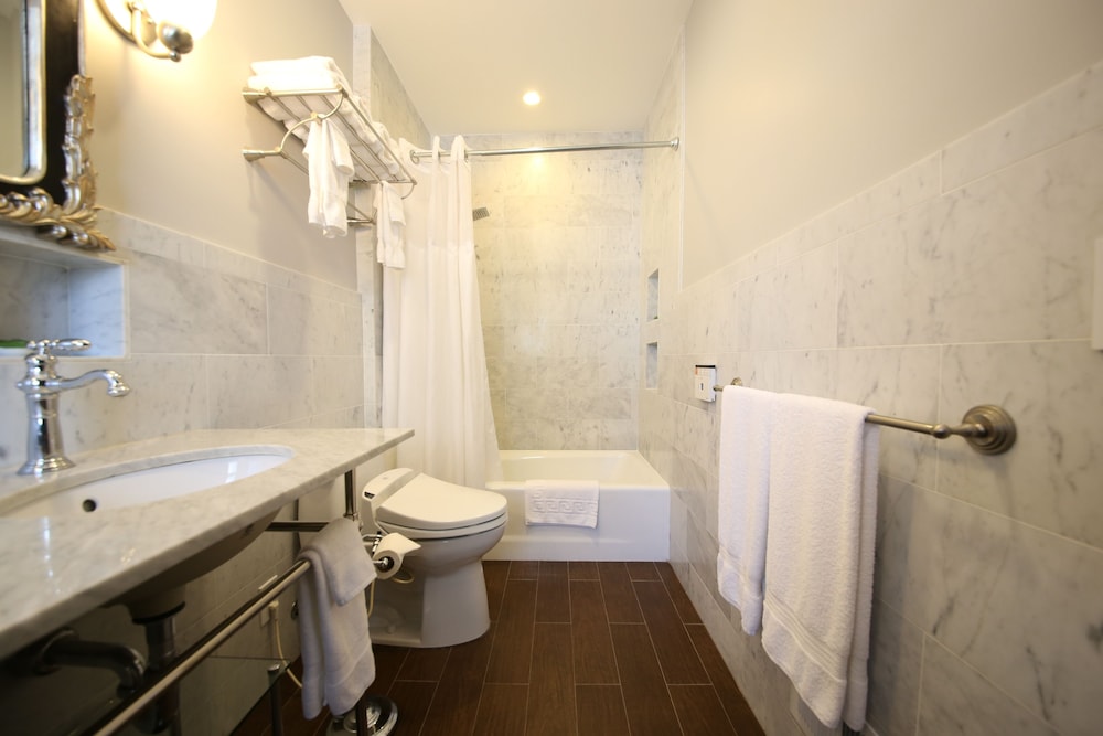 Deluxe Lyon - Street Level Room
