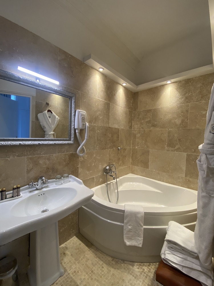 Contenporary suite photo 3