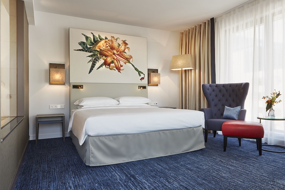 Deluxe King Bed - Club Access photo 2