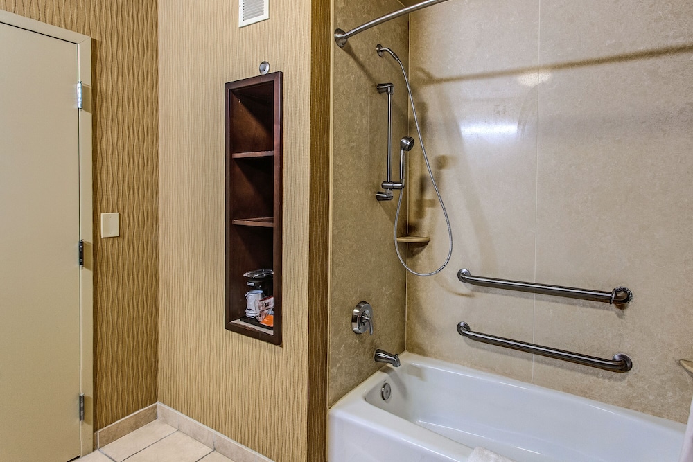 Room, 1 Queen Bed, Accessible, Bathtub - Photo 3