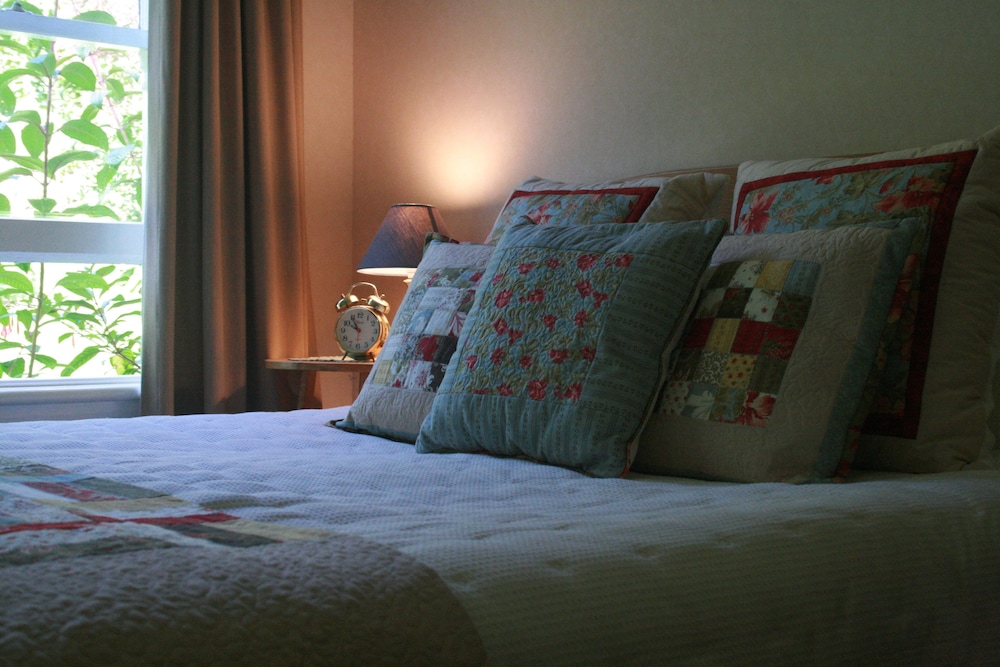 Room, 1 Queen Bed, Garden View (Rutherford) photo 1