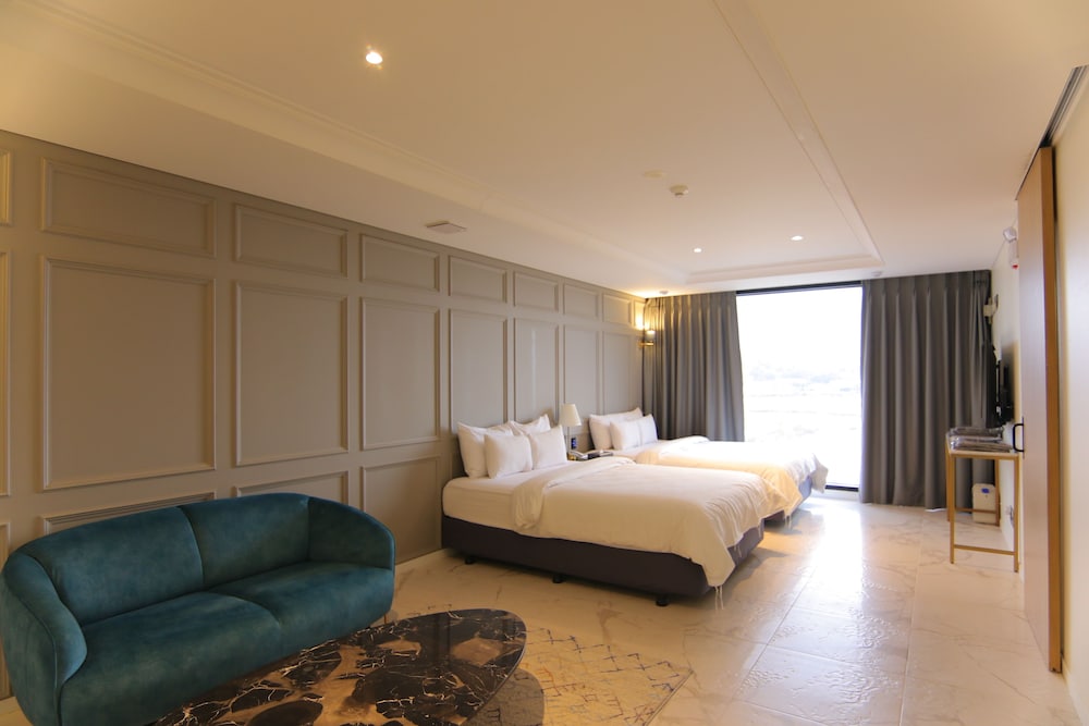 Royal Suite (Private pool fee per night required on spot) - Photo 11
