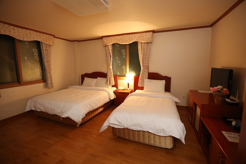 Basic Twin Room - Photo 1