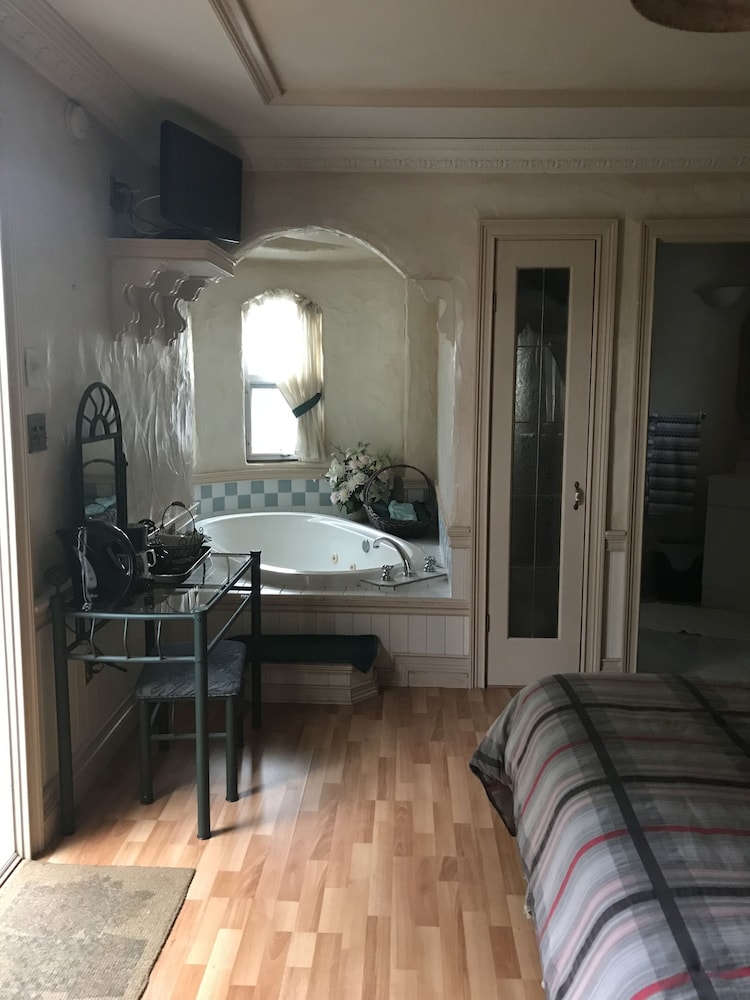 Honeymoon Cottage, 1 Queen Bed, Accessible, Jetted Tub photo 3