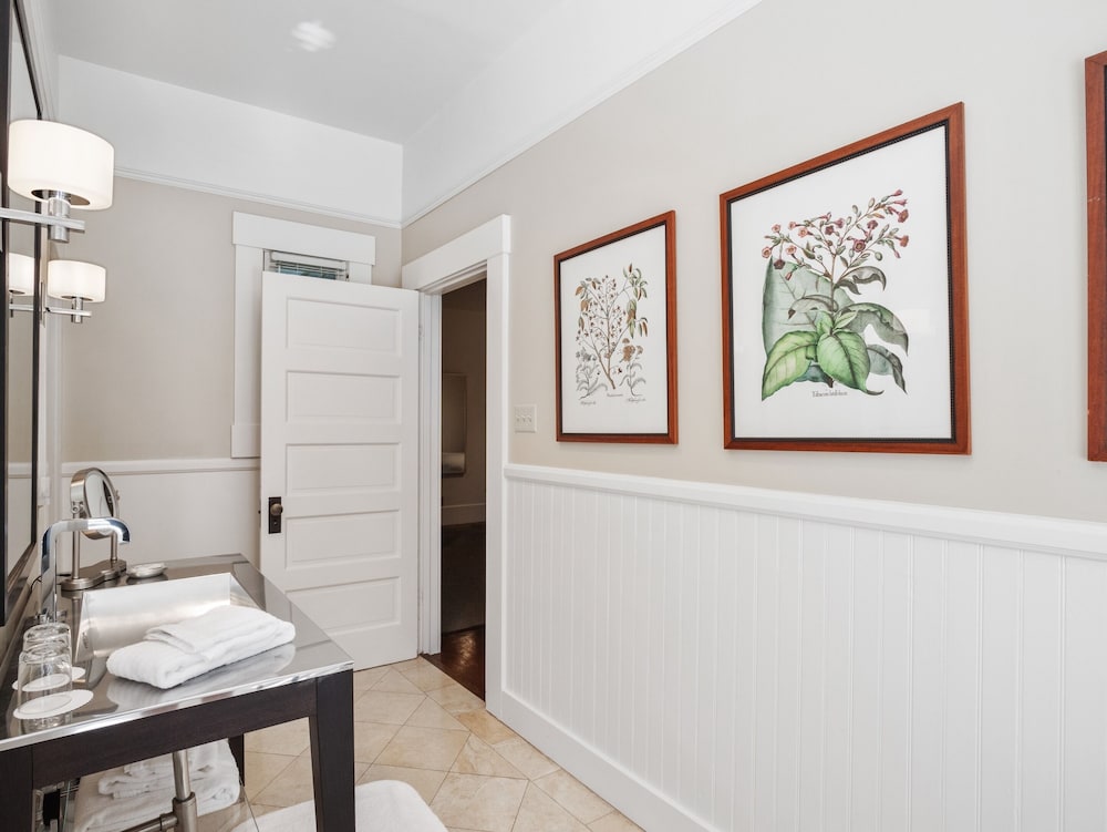 Superior Cottage, 1 King Bed, Jetted Tub, Garden Area photo 1