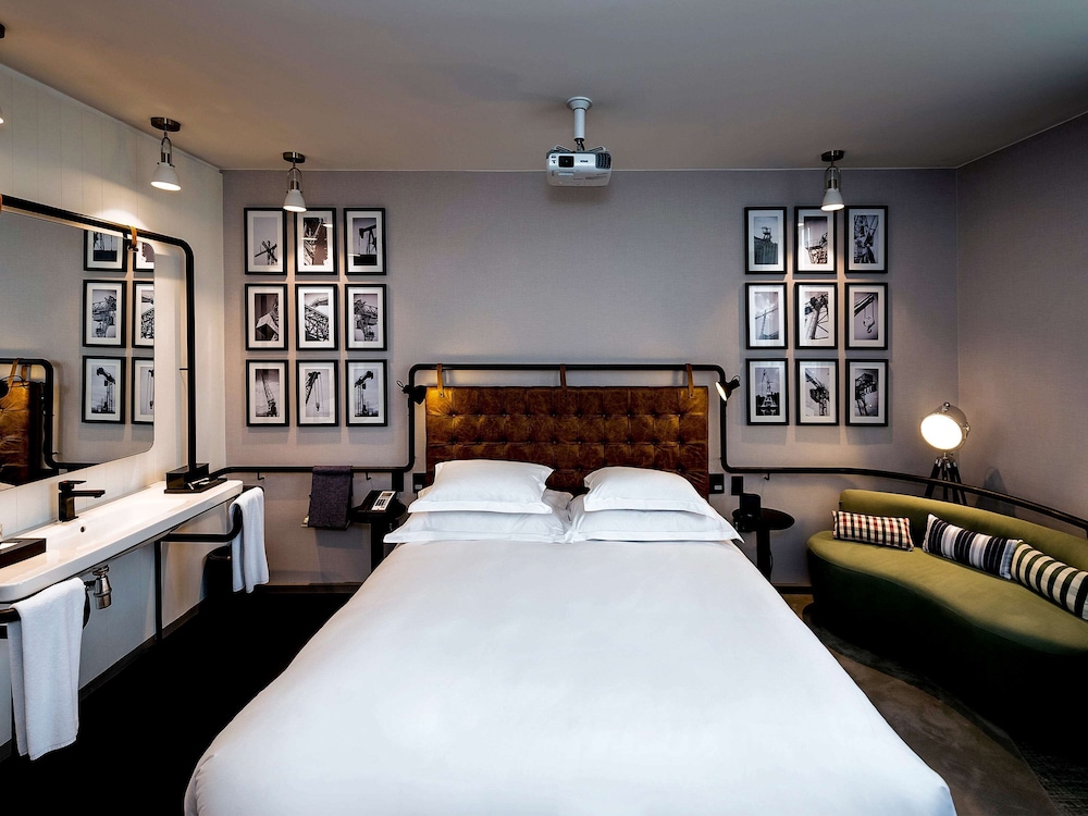 Executive Room, 1 Queen Bed (Adapted For Reduced Mobility) thumbnail 6