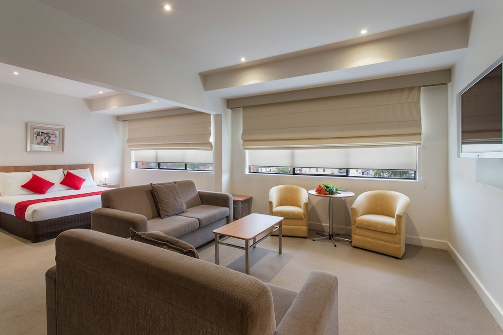 Executive Suite, 1 King Bed, Non Smoking, Jetted Tub - Photo 2