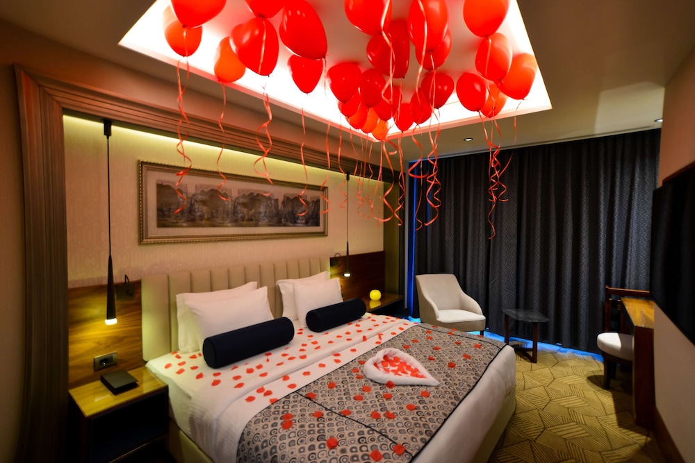 Suite, 1 King Bed, City View photo 1