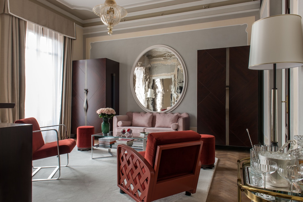 Signature Suite with One King Bed and Pool Access (Non Smoking) thumbnail 5