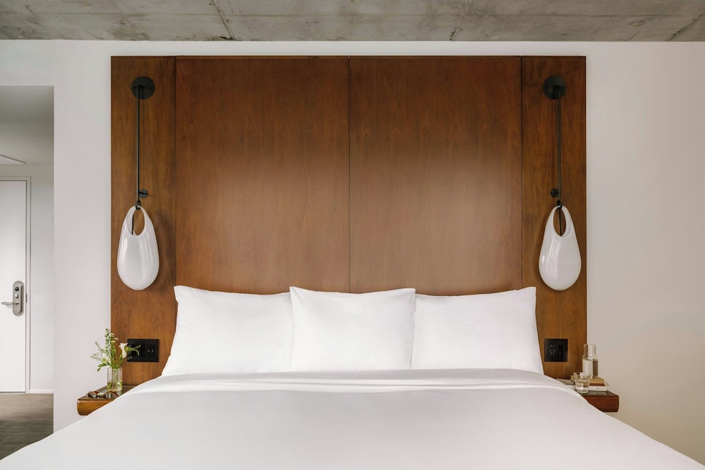 Room, 1 King Bed photo 3