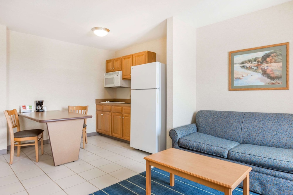 Efficiency, Standard Room, 1 Queen Bed - Photo 1