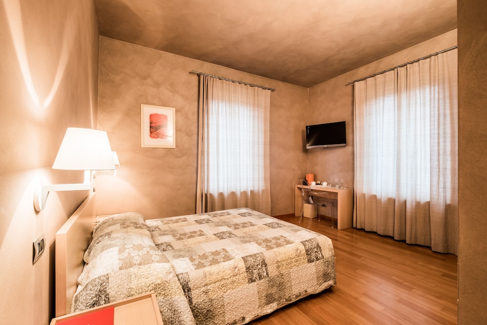 Deluxe Double Room, 1 Double Bed, Private Bathroom, Park View photo 3