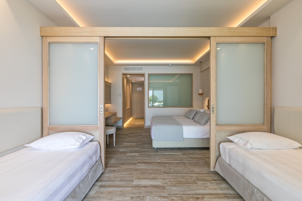 Family Room, Sea View (Swim-up) photo 2