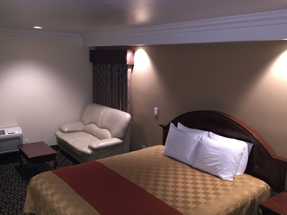 Deluxe Room, 1 King Bed, Non-Smoking - Photo 12