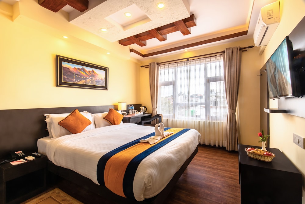 Deluxe Double Room, 1 King Bed, Private Bathroom, City View
