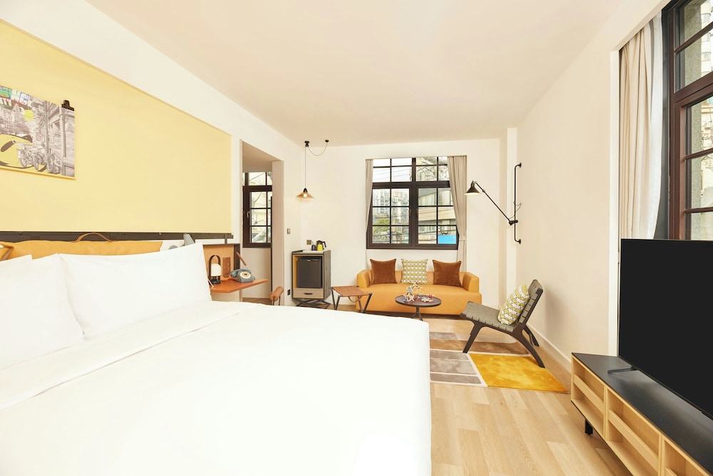 Room, 1 King Bed, City View, Corner