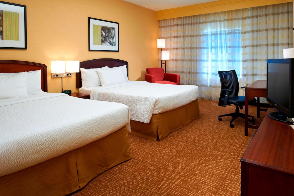 Deluxe Room, 2 Queen Beds, Multiple View (Guestroom Two Queens) photo 1