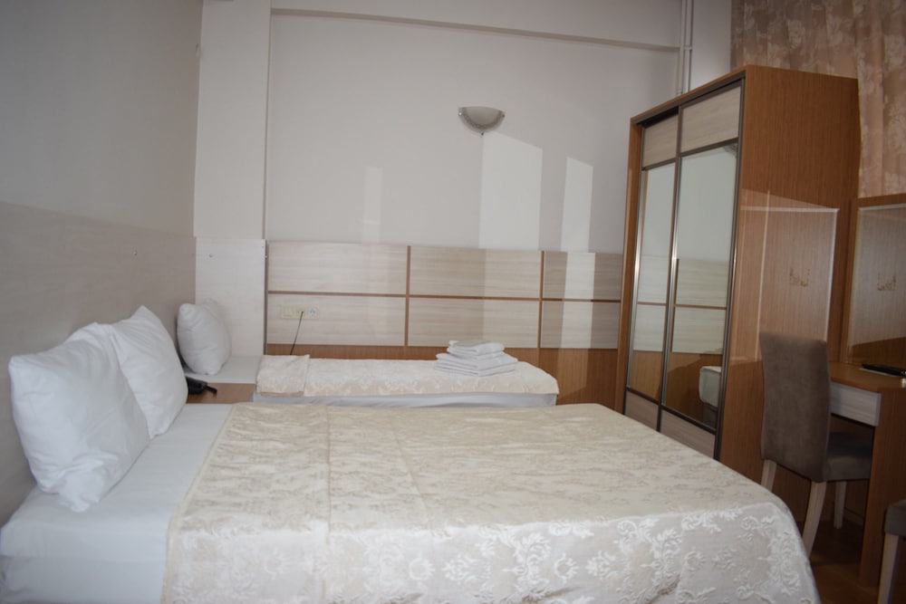 Economy Triple Room photo 3