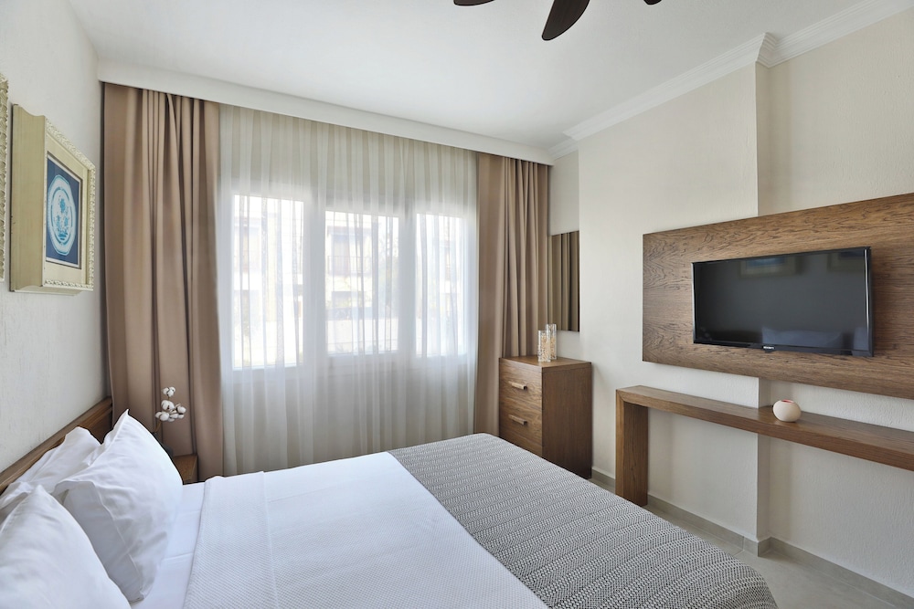 Deluxe Condo, 2 Bedrooms, Kitchen photo 2