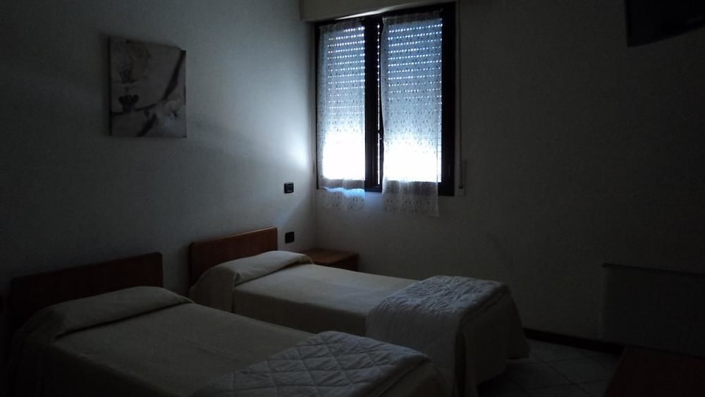 Twin Room, Private Bathroom photo 2