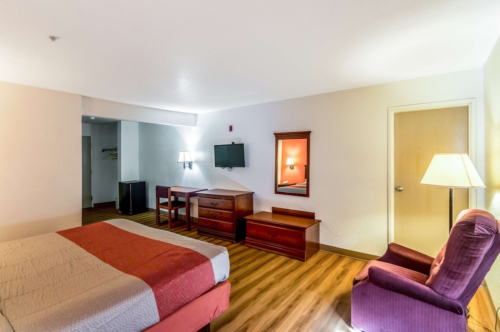 Standard Room, 1 King Bed, Smoking - Photo 11