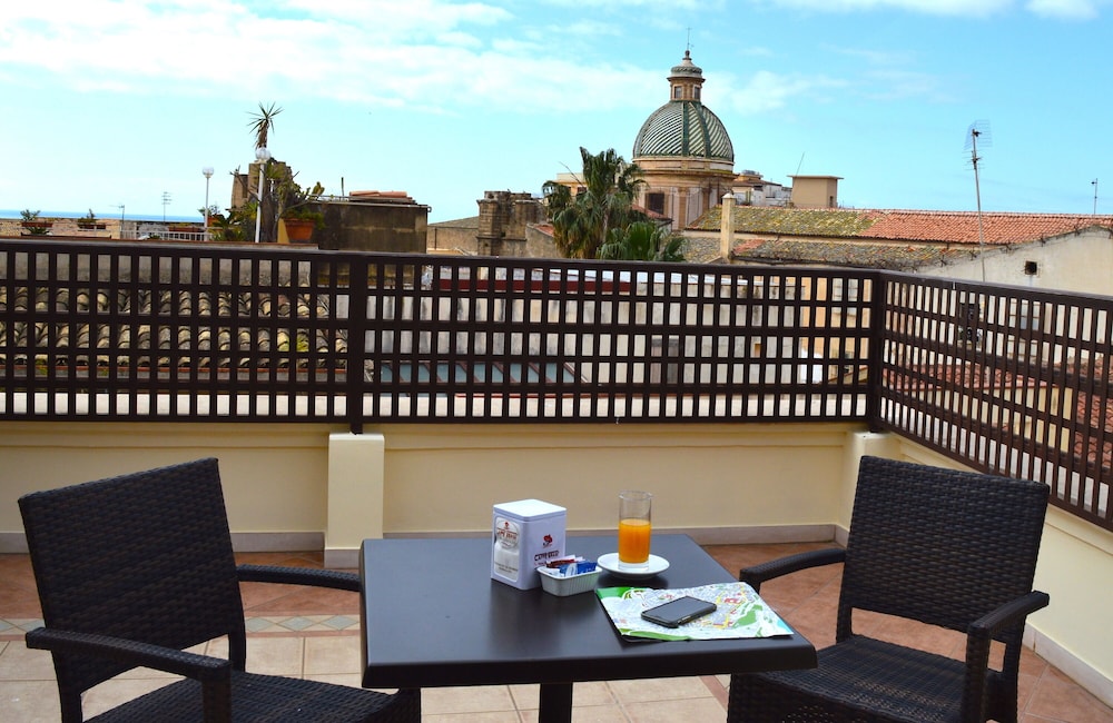 Junior Suite, Partial Sea View (303) - Photo 9