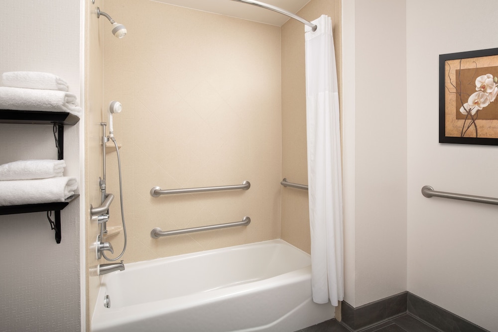 Two Queen Beds, Non-Smoking (Mob Hear Tub) - Photo 2