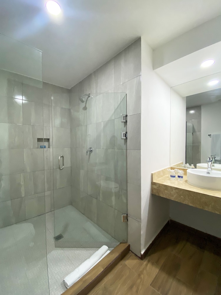 Deluxe Double Room, 2 Queen Beds photo 3