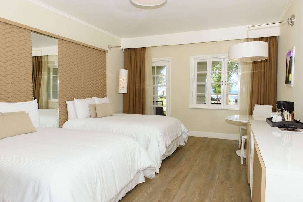 Deluxe Room, Beachfront photo 3