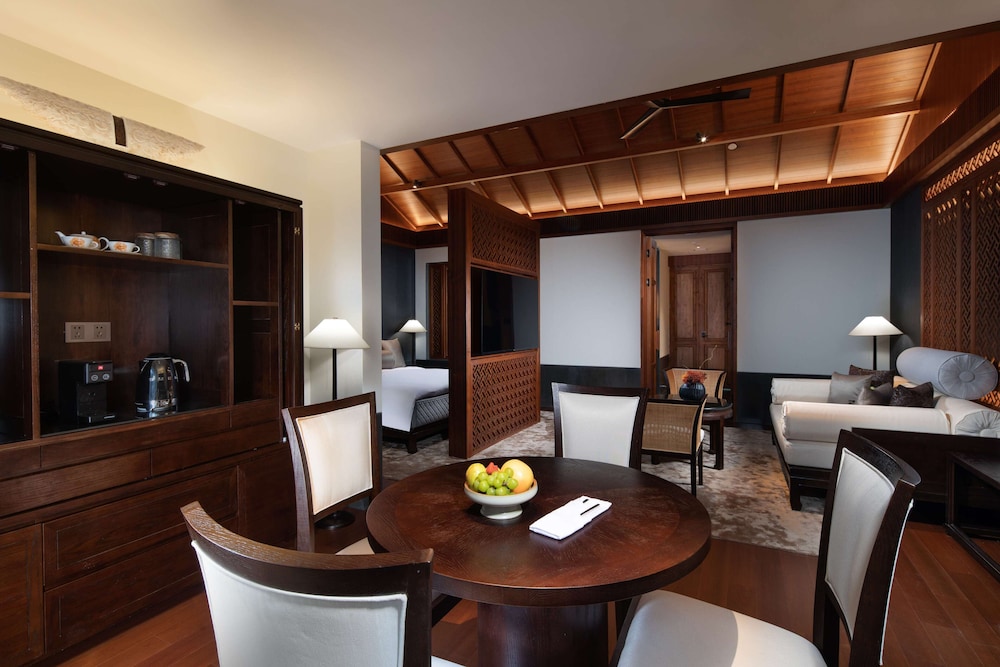 Signature Room, 1 King Bed, Courtyard View