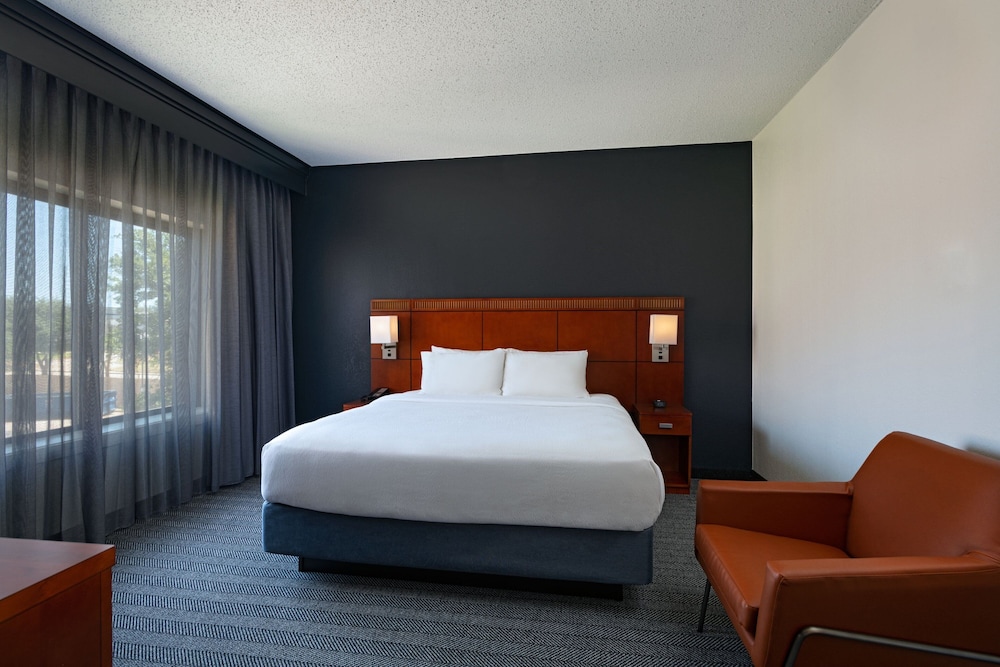 Suite, 1 Bedroom - Photo 1