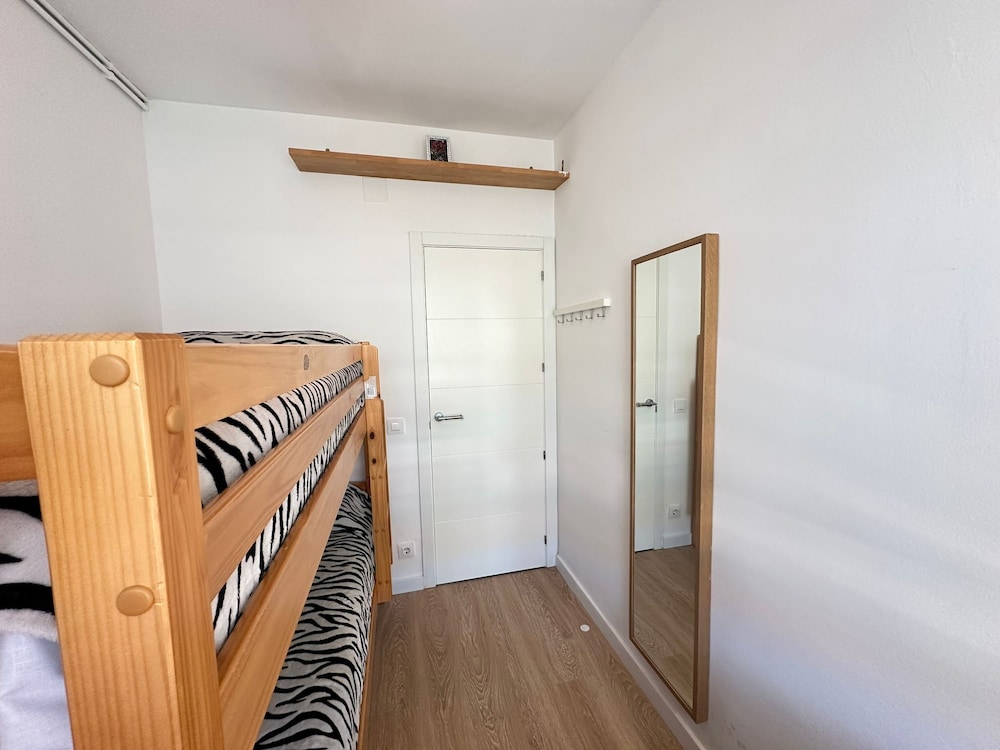 Room, Shared Bathroom photo 2